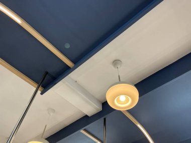 Mavi tavanlı modern iç tasarım, kolye ışıkları,