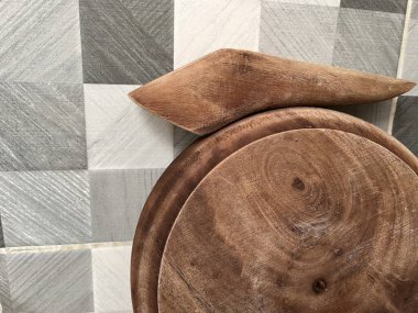 Ahşap servis tahtası dokusu gri ve beyaz olana kadar dinleniyor.