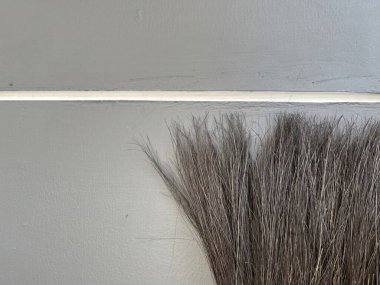 Koyu renk saçlı gri duvarın yakın görüntüsü, su.