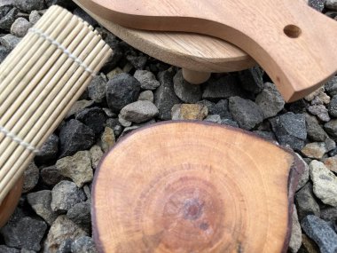 Ahşap mutfak aletleri ve bambu hasırı koleksiyonu.