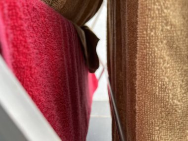 Havluların asılı, sergilenen desen ve renklerin yakın çekim görüntüsü 