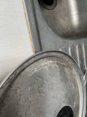 Metal çanak anten ve lavabonun yakın çekim görüntüsü.