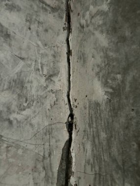 Beton yüzeydeki bir çatlağın yakın plan görüntüsü esrar olduğunu gösteriyor.