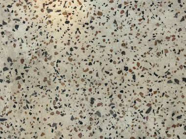 Kalıplı bir yüzey. İçinde küçük taşlar ve kümelenmiş taşlar var.