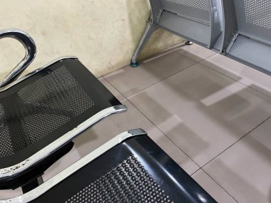 Fayanslı bir bekleme alanındaki modern oturma yerinin yakın görüntüsü