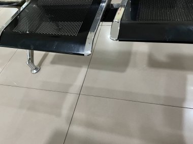 Bekleme alanındaki iki metal oturma sırasının yakın çekim görüntüsü..