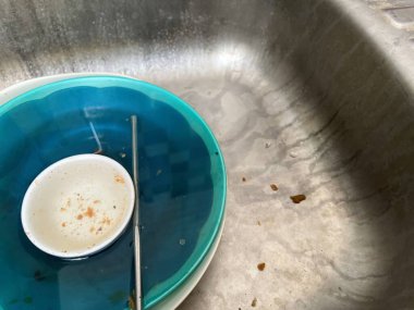 Kirli bir lavabo, mavi bir kase ve küçük beyaz bir kupa, rem