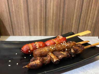 Bir tabak ızgara et, çeşitli flavo içeriyor.