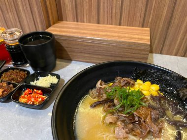 Bir kase erişte, yanında sos ve garnitür olsun..