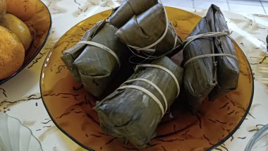 Yapraklardan yapılmış bir tabak ambalaj malzemesi, muhtemelen bir gelenek.