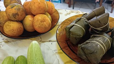 Meyveli ve ambalajlı bir masa, yerel C vitrinli.