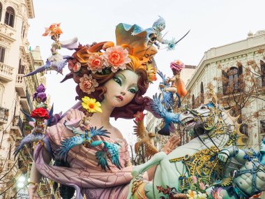 Valencia, İspanya - 18 Mart 2024 Fallas Festivali, Bakire Meryem 'e sunulan çiçeklerle Aziz Yusuf bayramı
