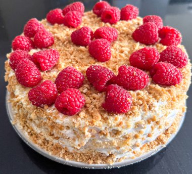 Kremalı ve çilekli taze pişmiş sepetler.