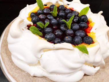 Kremalı ve çilekli taze pişmiş sepetler.