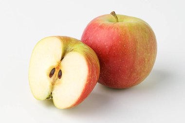 elma, mini elma, küçük elma, bebek elma beyaz arka planda izole edilmiş.