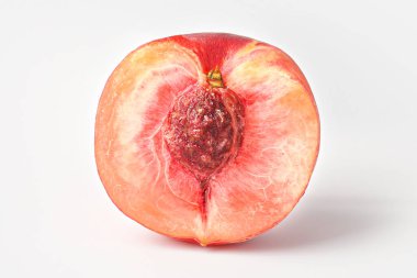 Şeftali, şeftali tohumu beyaz arka planda izole