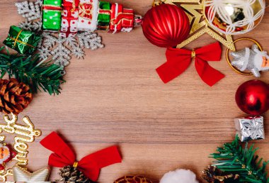 Noel arkaplanı köknar ağacı, hediyeler ve tahta masanın üzerindeki hediye kutuları.