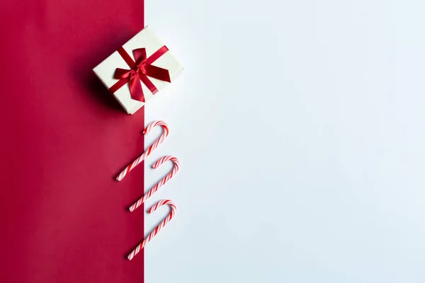 Kırmızı kurdeleli Noel dekorasyonu arka planı