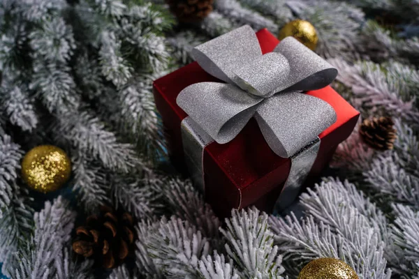 Arkaplanda hediyeler ve hediyeler var.