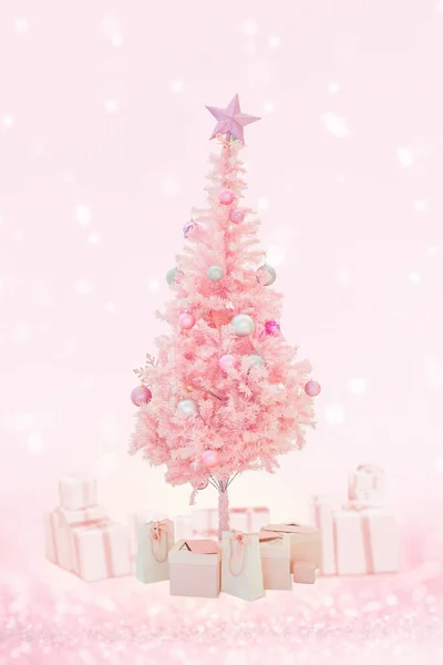 Schönes Rosa Geschenk Mit Weihnachtsbaum Und Geschenken Auf Weißem Hintergrund — Stockfoto