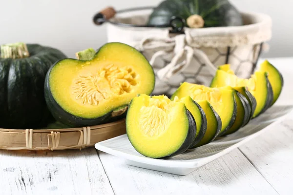 Beyaz arka planda taze kabak ve kabak. seçici odak.