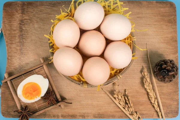 Mavi arka planda çiğ tavuk yumurtası, yakın plan.