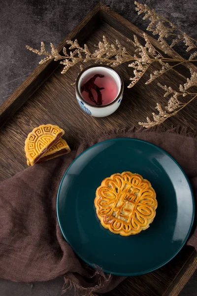 Kırmızı ve sarı soslu geleneksel Çin festivali ay pastası