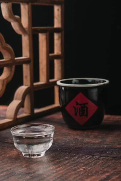 Pencerenin yanında bir bardak beyaz şarap.