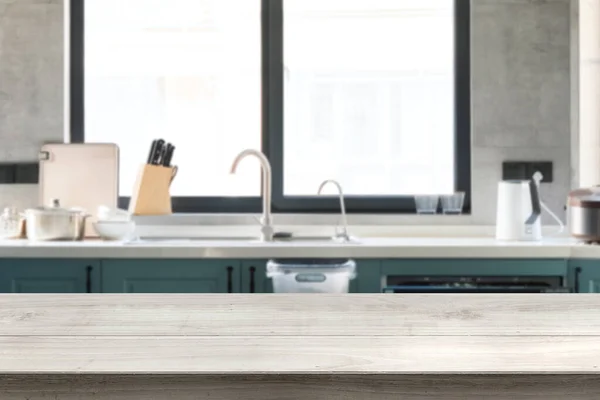 Boş masa üstü ve bulanık arka plan ile mutfak içi