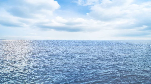 Schönes Meerwasser Mit Wolken Und Blauem Himmel — Stockfoto