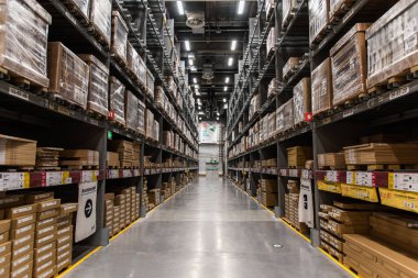 Arkaplanda kutular olan depo rafları