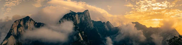 Dağlarda güzel bir gün batımı