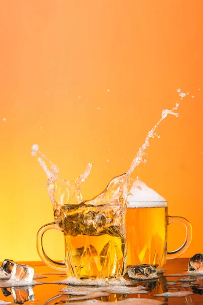 Bierglas Mit Schaum Und Einem Becher Licht Auf Schwarzem Hintergrund — Stockfoto