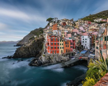 Riomaggiore, Ligurian Denizi 'nde La Spezia eyaletine bağlı küçük bir kasabadır. Turistlerin sıkça ziyaret ettiği Dünya Mirası olarak adlandırılan Cinque Terre adlı bir kıyı kasabasının parçasıdır.