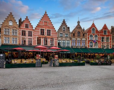 Ünlü Bruges ve tarihi pazar yeri..