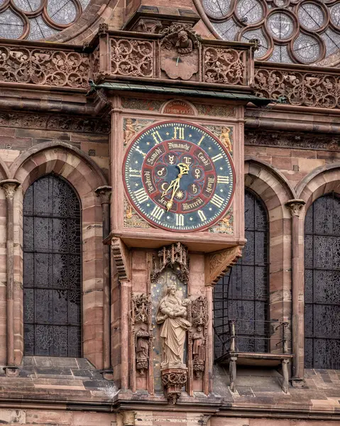 Strazburg, Alsace, Fransa 'daki Katedral' in uçan payandaları.