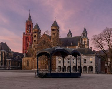 Eski Maastricht kasabasındaki kilise ve kilise günbatımında, Hollanda