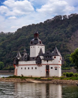 Bacharach, Rheinland-Pfalz, Almanya 'nın ortasındaki Pfalzgrafenstein Şatosu.