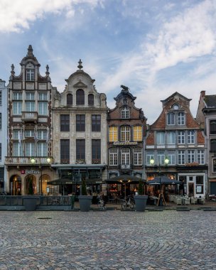 Belçika 'nın Mechelen şehrinde güneşli bir yaz günü manzarası