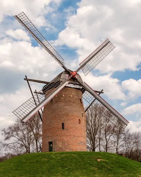 Belçika kırsal kesimindeki eski yel değirmeni