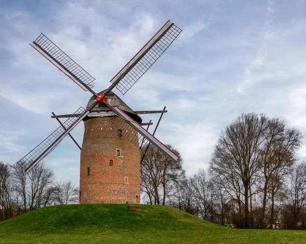 Kırsaldaki eski Alman yel değirmeni.