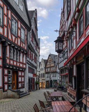 Almanya 'nın Hessen şehrinde Limburg' da bulunan eski köyün tarihi merkezindeki yarı keresteli evlerin manzarası..