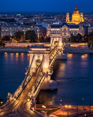 Budapeşte, Macaristan için zincir köprü gece görünümü