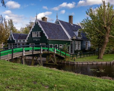 Zaanse Schans 'ta yarı ahşap güzel bir ev.