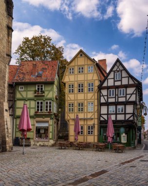Quedlinburg, Saksonya-Anhalt, Almanya 'da yarı keresteli binaları olan pitoresk şehir manzarası