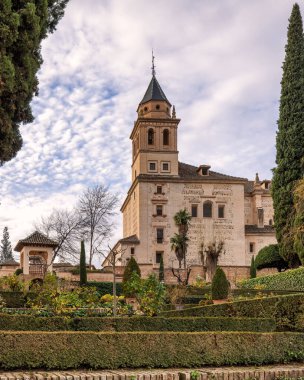 Saat kulesi ve bahçesi olan La Alhambra.