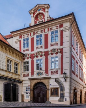 Prag 'daki eski binanın cephesi.