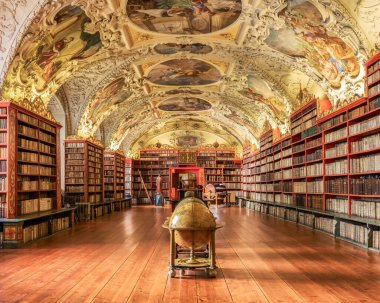 Prag 'daki Strahov Manastırı' nın kütüphanesinin içi.