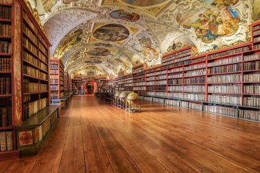Prag 'daki Strahov Manastırı' nın kütüphanesinin içi.