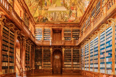 Prag 'daki Strahov Manastırı' nın kütüphanesinin içi.